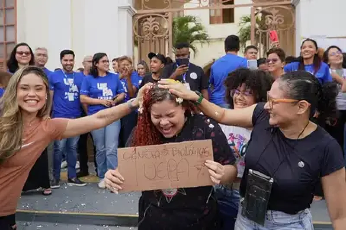 Aprovada em Ciências Biológicas, Luiza Faro ganha uma chuva de ovos da irmã Sophia Faro e amig...