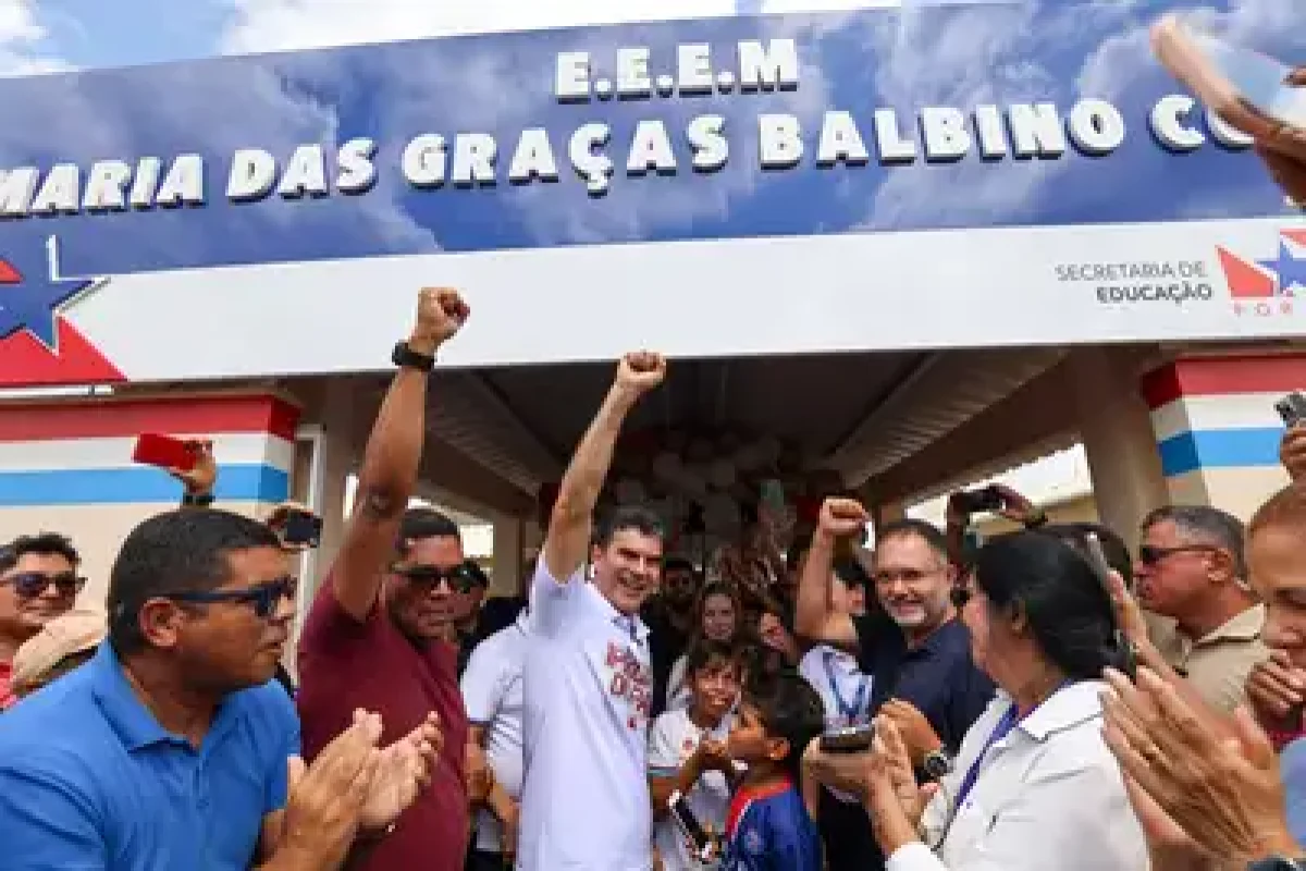 Governador, autoridades e a comunidade escolar celebram a Escola Estadual de Ensino Médio Maria ...