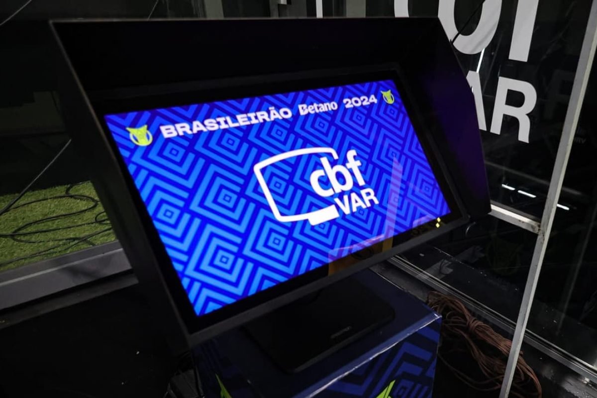 Inúmeros erros de arbitragem aconteceram até a implementação do VAR (Foto: Gilson Lobo/AGIF)
