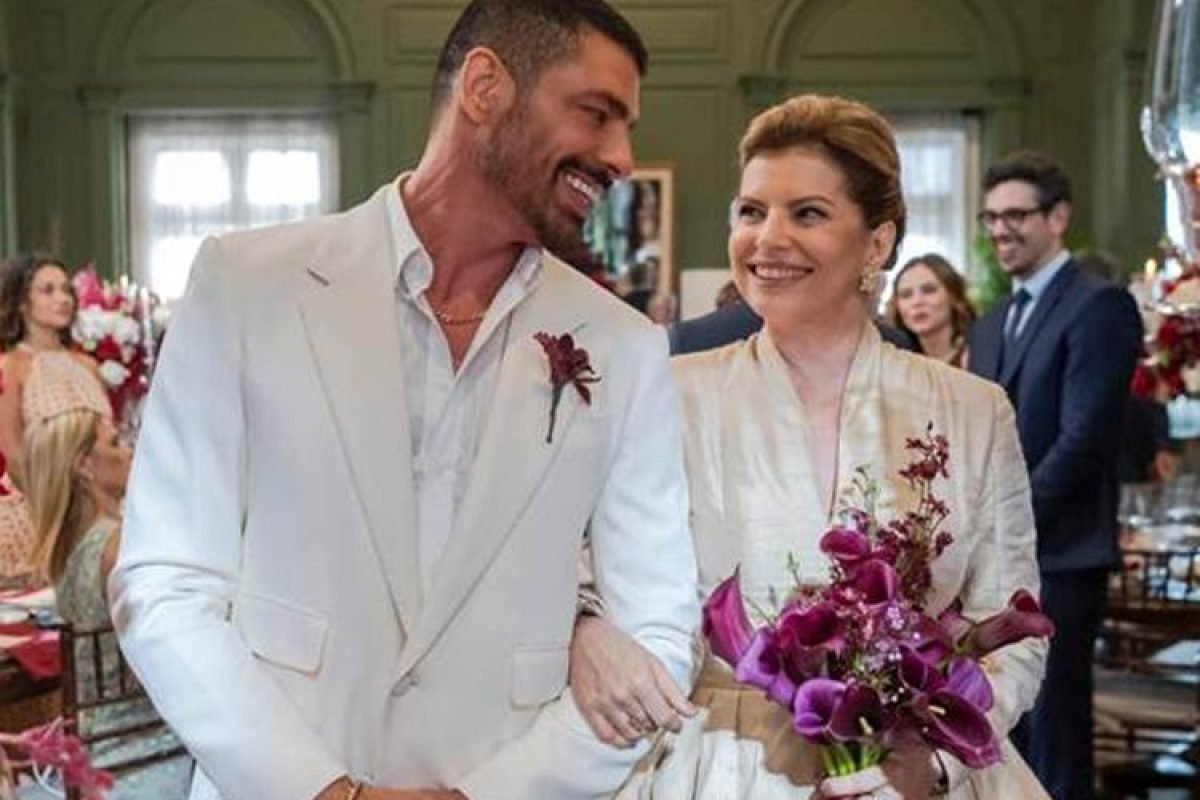 Odete (Debora Bloch) e César (Cauã Reymond) se casam em cerimônia na mansão de Celina (Malu Galli)em ‘Vale Tudo’ – Globo/Estevam Avellar