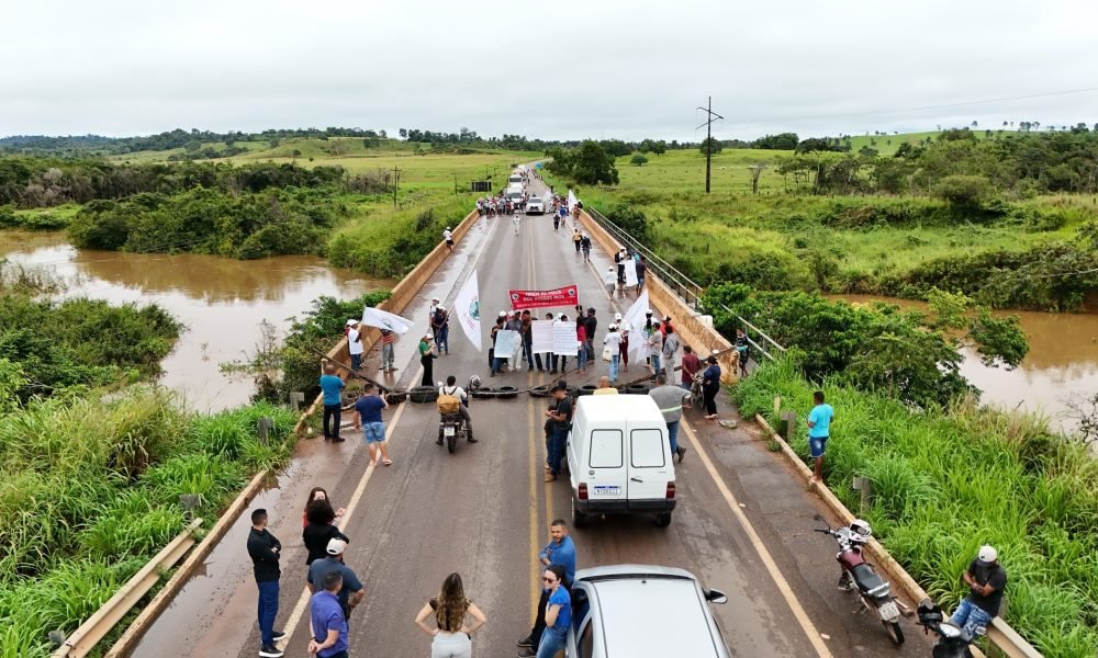 Pescadores bloqueiam Transamazônica em protesto contra explosão no Pedral do Lourenço