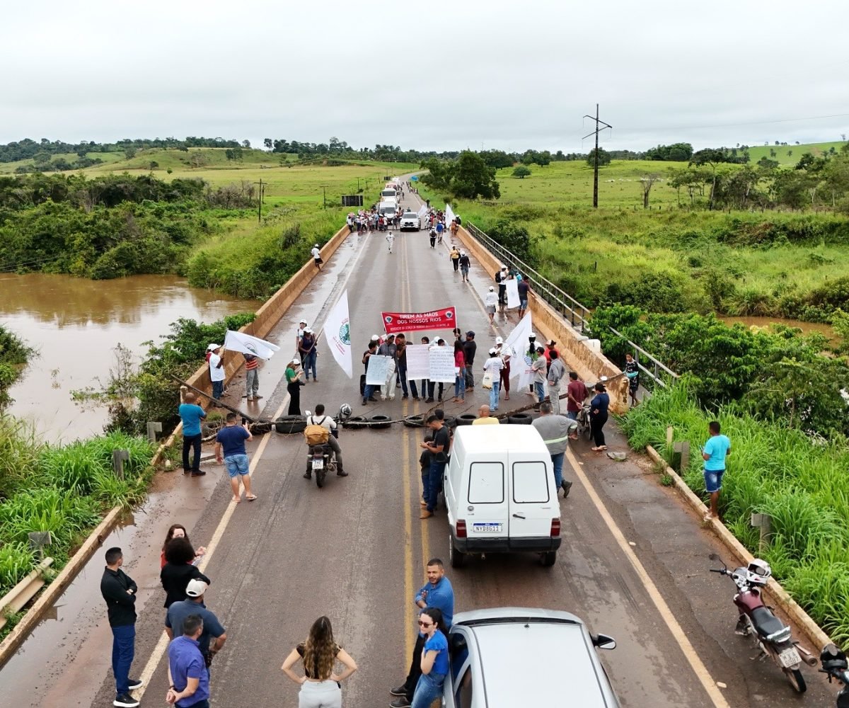 Pescadores bloqueiam Transamazônica em protesto contra explosão no Pedral do Lourenço