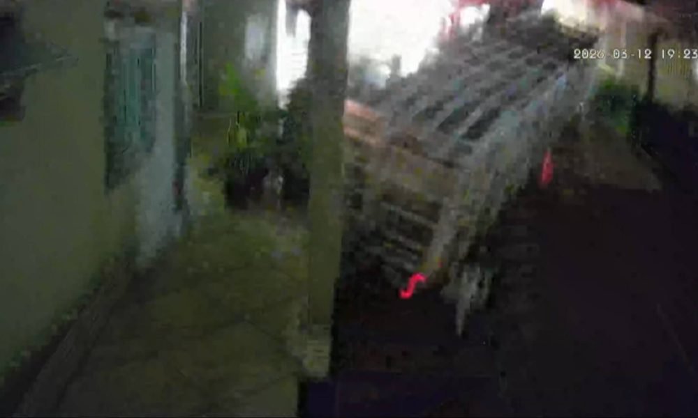 Caminhão de gás desgovernado atinge casa em Betim após discussão entre guincheiro e PM