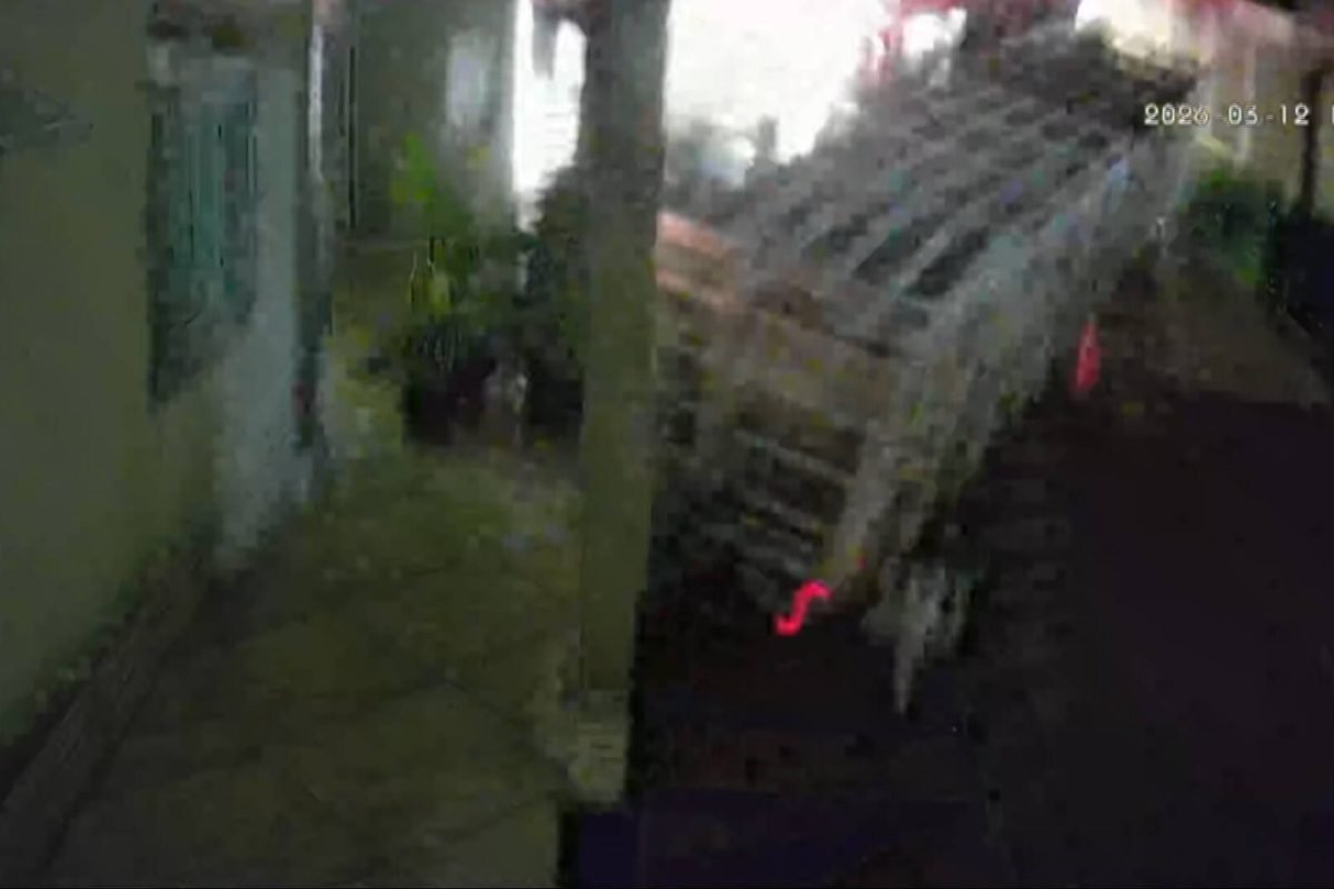 Caminhão de gás desgovernado atinge casa em Betim após discussão entre guincheiro e PM