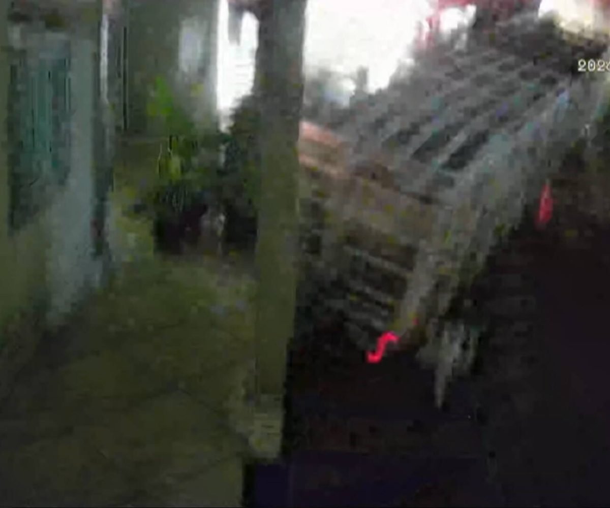 Caminhão de gás desgovernado atinge casa em Betim após discussão entre guincheiro e PM