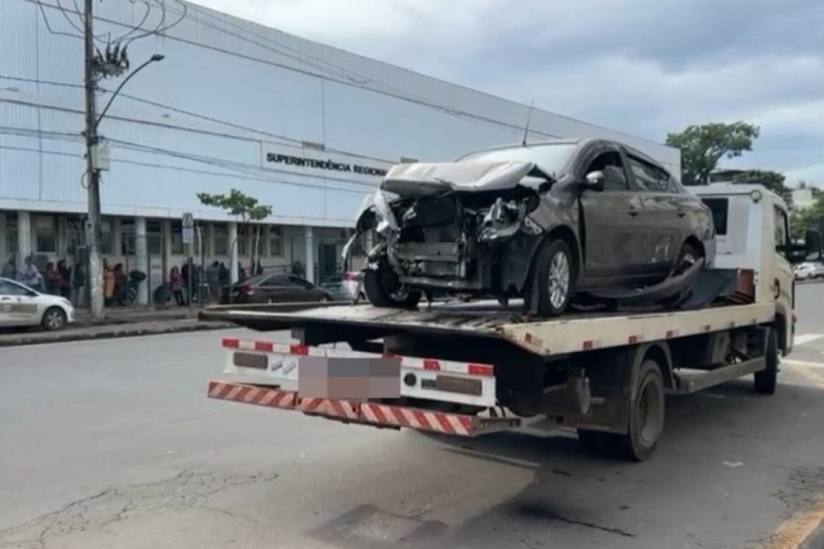 Colisão na avenida dos Andradas: carro atinge lanchonete em Juiz de Fora