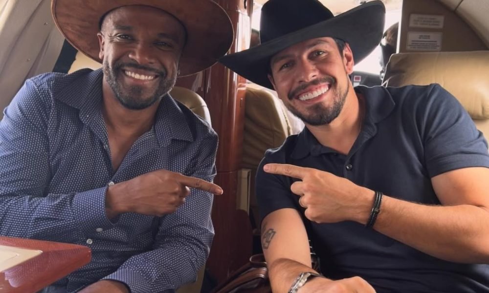 1 de 1 Foto do Corretor de imóveis, Bruno Leonardo, com o cantor após aquisição do imóvel — Foto: Foto: Reprodução/Instagram de Bruno Leonardo