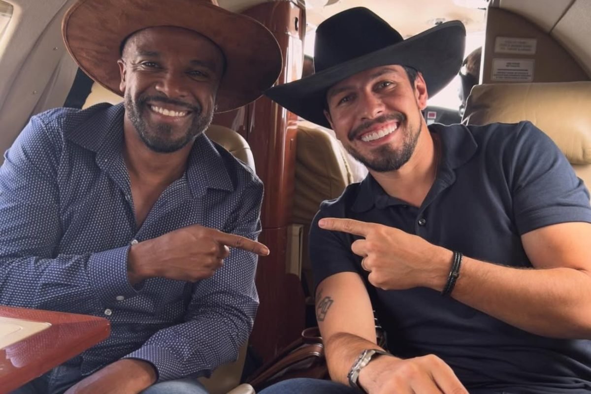 1 de 1 Foto do Corretor de imóveis, Bruno Leonardo, com o cantor após aquisição do imóvel — Foto: Foto: Reprodução/Instagram de Bruno Leonardo