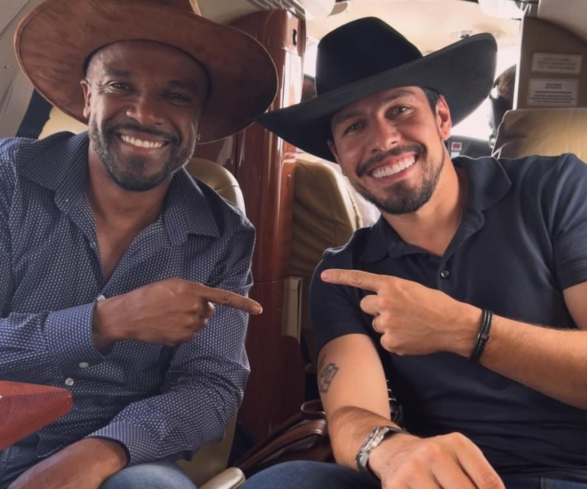 1 de 1 Foto do Corretor de imóveis, Bruno Leonardo, com o cantor após aquisição do imóvel — Foto: Foto: Reprodução/Instagram de Bruno Leonardo