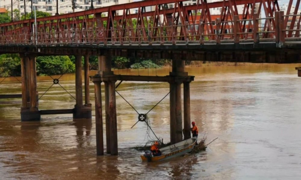 Defesa Civil atua em limpeza de pontes após cheia do Paraíba do Sul em Campos