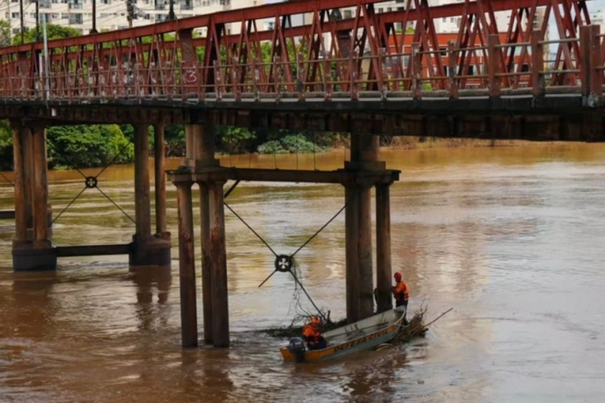 Defesa Civil atua em limpeza de pontes após cheia do Paraíba do Sul em Campos