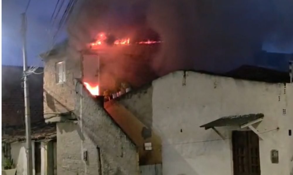 Incêndio devasta residência no bairro São Francisco, em Caruaru, e mobiliza vizinhos