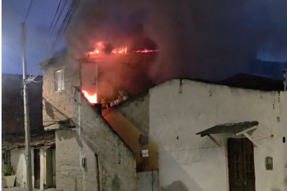 Incêndio devasta residência no bairro São Francisco, em Caruaru, e mobiliza vizinhos