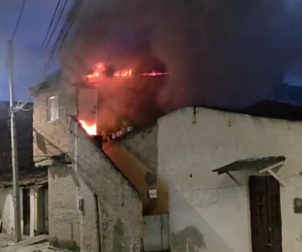 Incêndio devasta residência no bairro São Francisco, em Caruaru, e mobiliza vizinhos