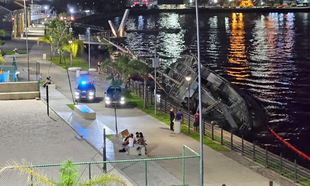Navio aderna e repousa no fundo do estuário em Santos; autoridades agem