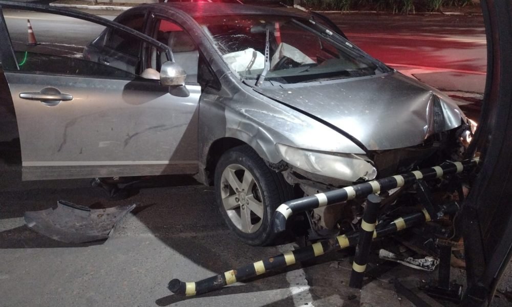 Homem morre em acidente com carro contra leitor facial em condomínio de Piracicaba