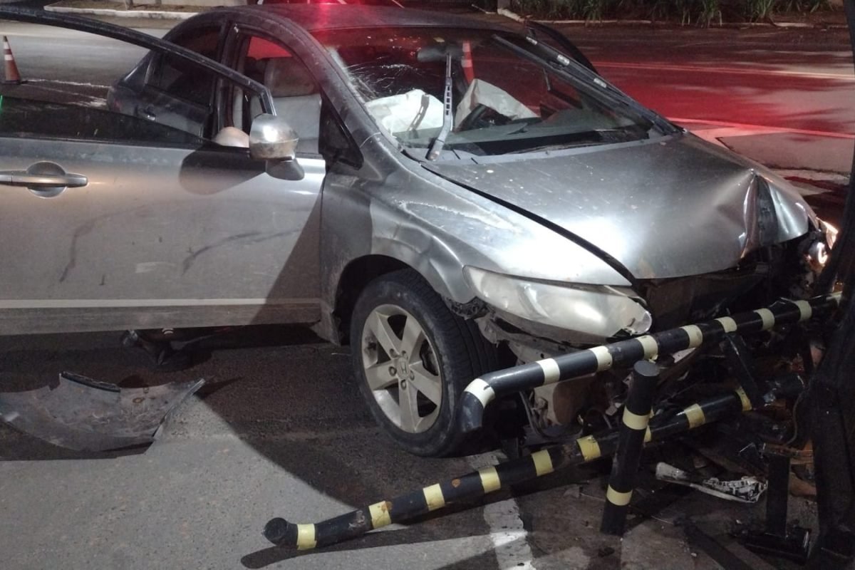 Homem morre em acidente com carro contra leitor facial em condomínio de Piracicaba