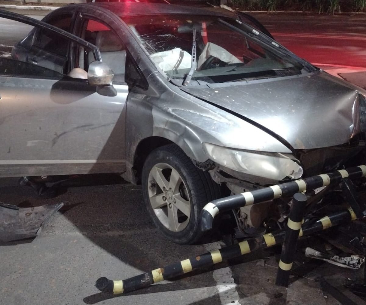 Homem morre em acidente com carro contra leitor facial em condomínio de Piracicaba