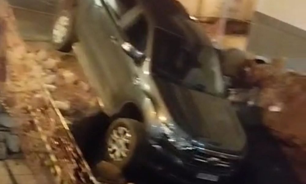 Pop News Um motorista de 28 anos caiu com uma caminhonete em uma cratera na rua Ribeiro Bastos, no bairro Bonfim, em São