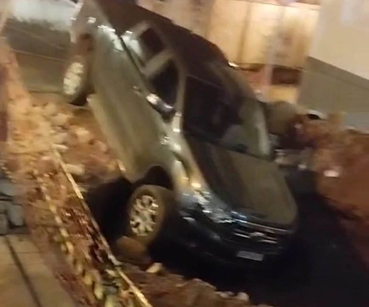 Pop News Um motorista de 28 anos caiu com uma caminhonete em uma cratera na rua Ribeiro Bastos, no bairro Bonfim, em São