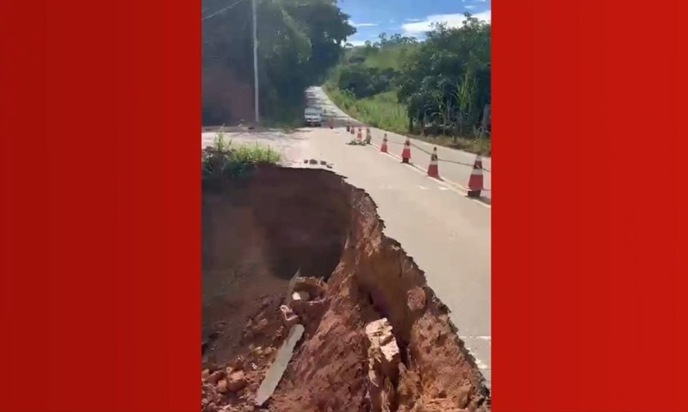 Trecho da BR-474 em Caratinga desmorona e causa interdição parcial
