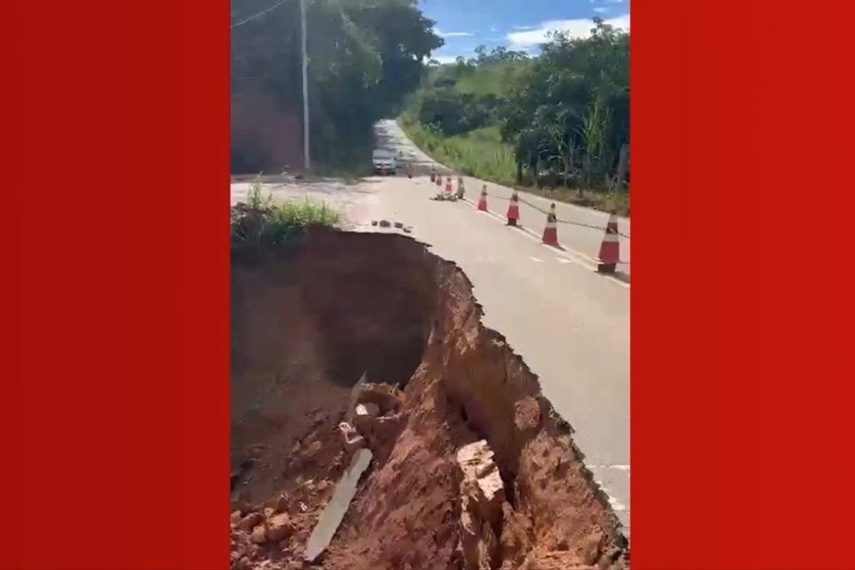 Trecho da BR-474 em Caratinga desmorona e causa interdição parcial