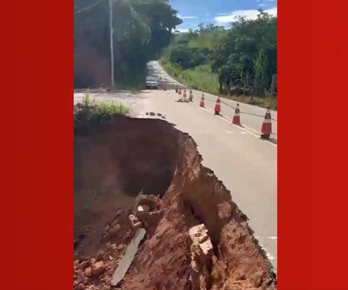 Trecho da BR-474 em Caratinga desmorona e causa interdição parcial