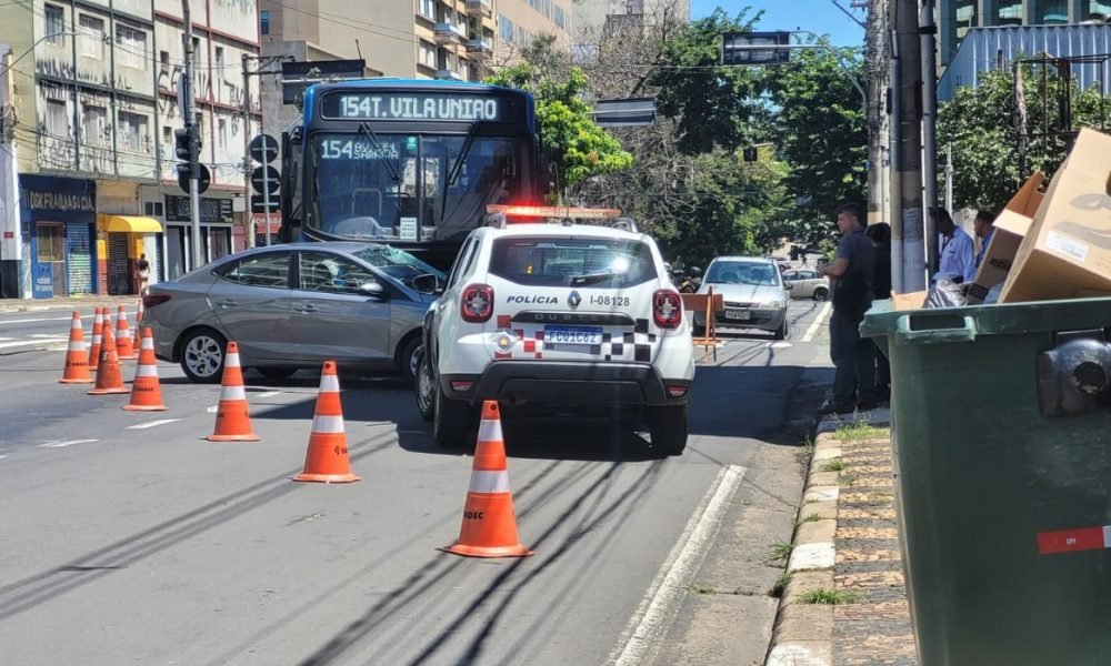 Colisão entre carro e ônibus deixa três feridos e causa transtornos na Doutor Moraes Salles, em Campinas