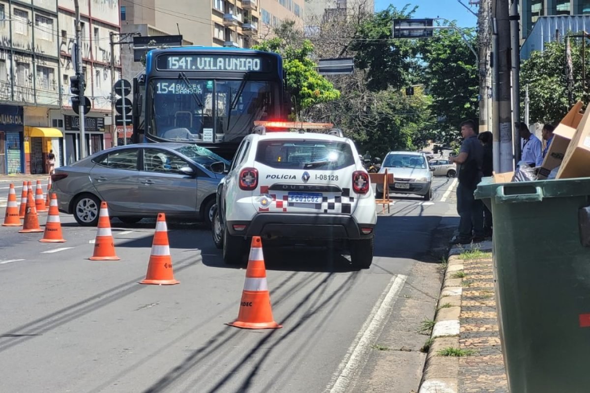 Colisão entre carro e ônibus deixa três feridos e causa transtornos na Doutor Moraes Salles, em Campinas
