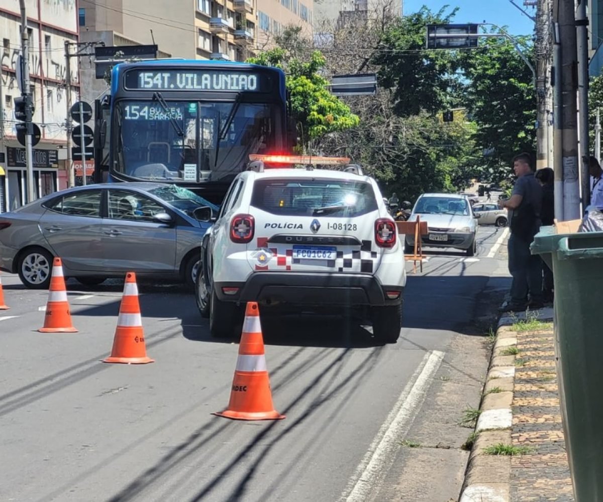 Colisão entre carro e ônibus deixa três feridos e causa transtornos na Doutor Moraes Salles, em Campinas