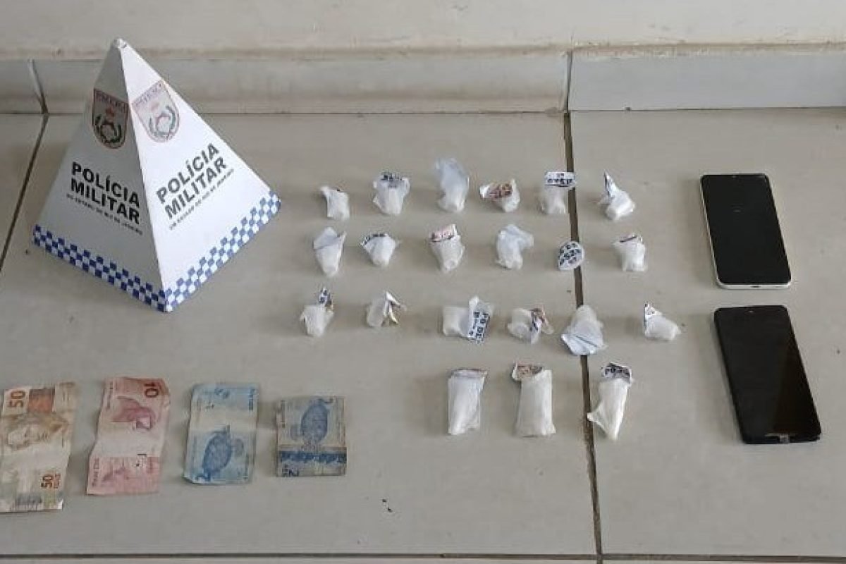 Operação da PM prende dois jovens suspeitos de tráfico de drogas em Valença