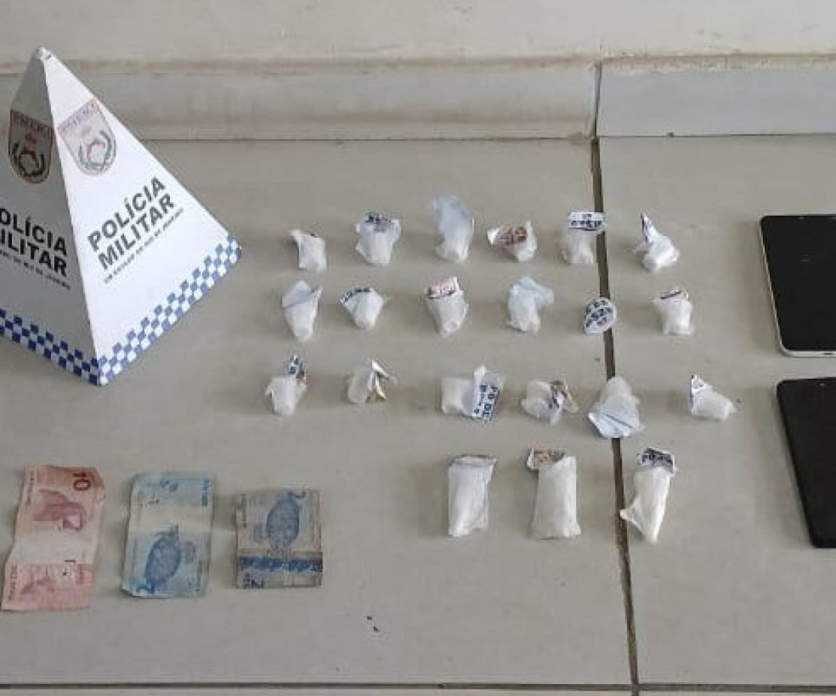 Operação da PM prende dois jovens suspeitos de tráfico de drogas em Valença