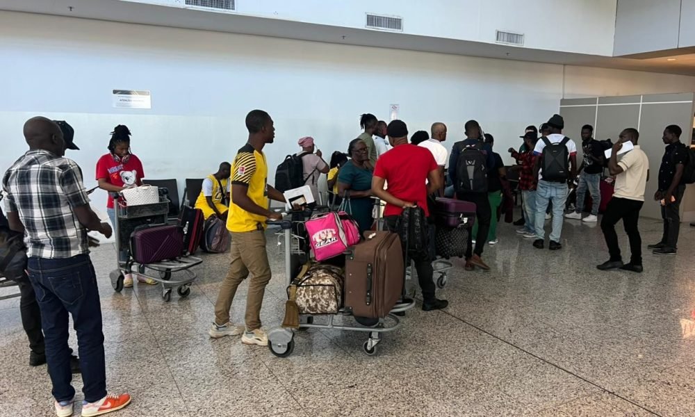 Haitianos deixam Viracopos após 55 horas de retenção e espera por refúgio