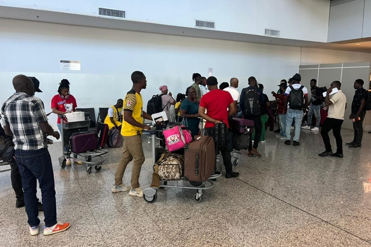 Haitianos deixam Viracopos após 55 horas de retenção e espera por refúgio