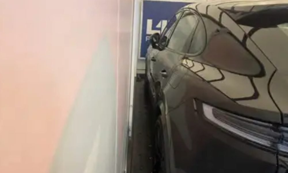 tada e zero quilômetro, avaliado em R$ 920 mil, por irregularidades na documenta