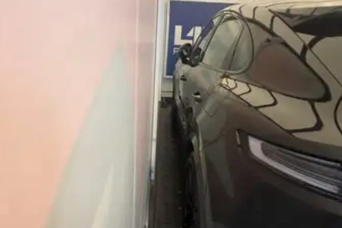 tada e zero quilômetro, avaliado em R$ 920 mil, por irregularidades na documenta