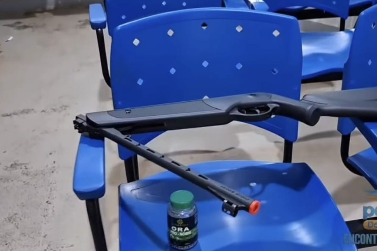 um disparo de arma de ar comprimido. Ainda segundo a polícia, foi identificado q