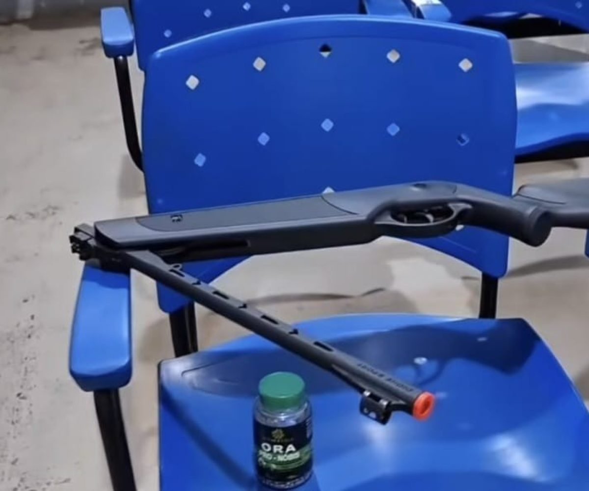 um disparo de arma de ar comprimido. Ainda segundo a polícia, foi identificado q