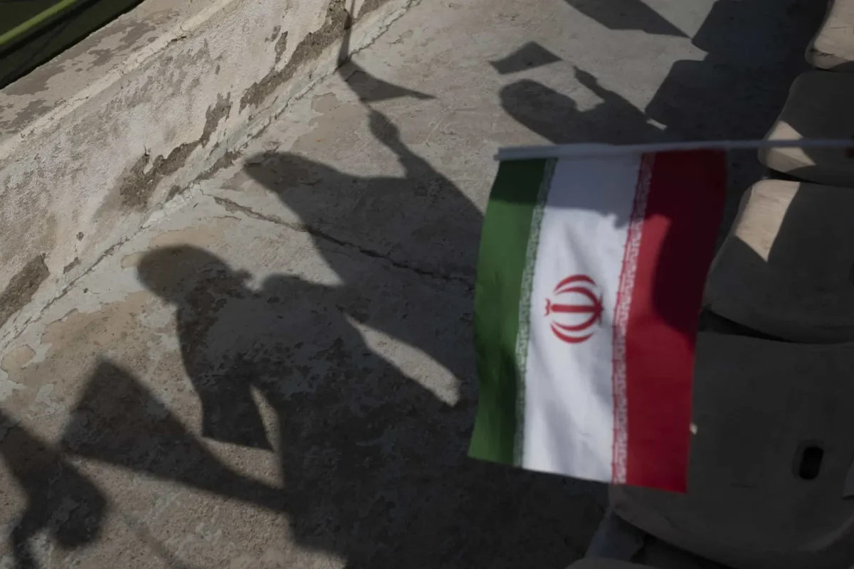 te marítimo no Estreito de Hormuz e os riscos crescentes para o tráfego marítimo