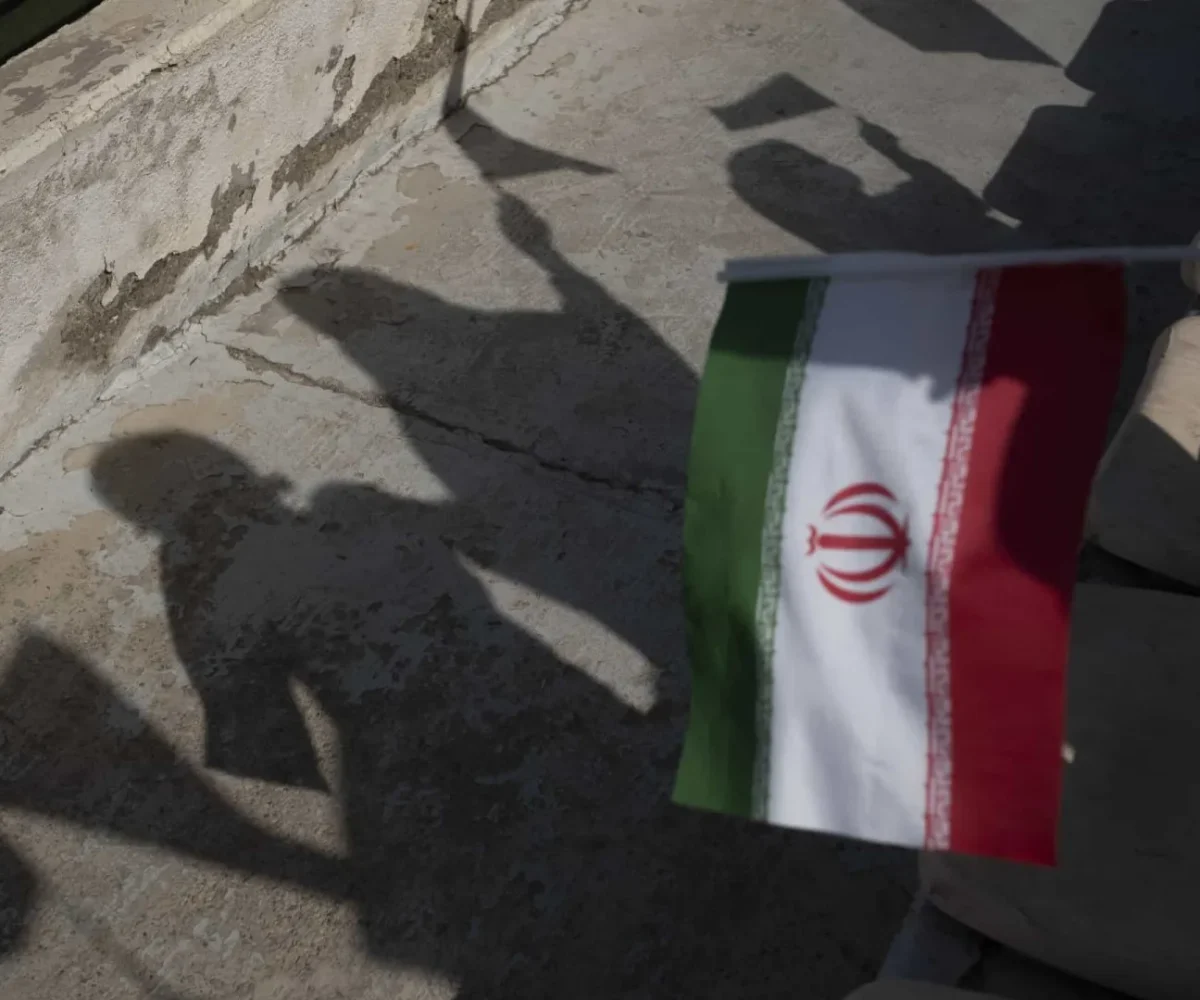 te marítimo no Estreito de Hormuz e os riscos crescentes para o tráfego marítimo