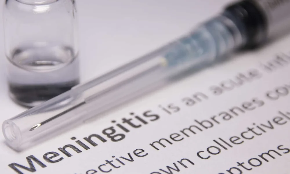 Entenda o que é meningite meningocócica bacteriana, doença em surto na Inglaterra