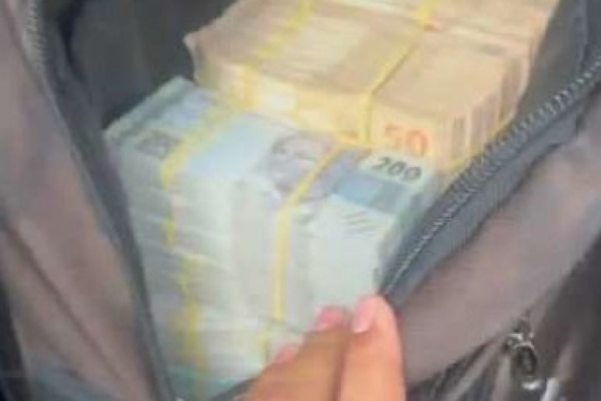 tal da Transparência, Michel Silva Ribeiro trabalhava como assessor da Casa Civi