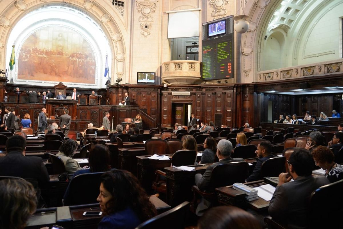 TRE-RJ agenda recontagem de votos após cassação de Bacellar