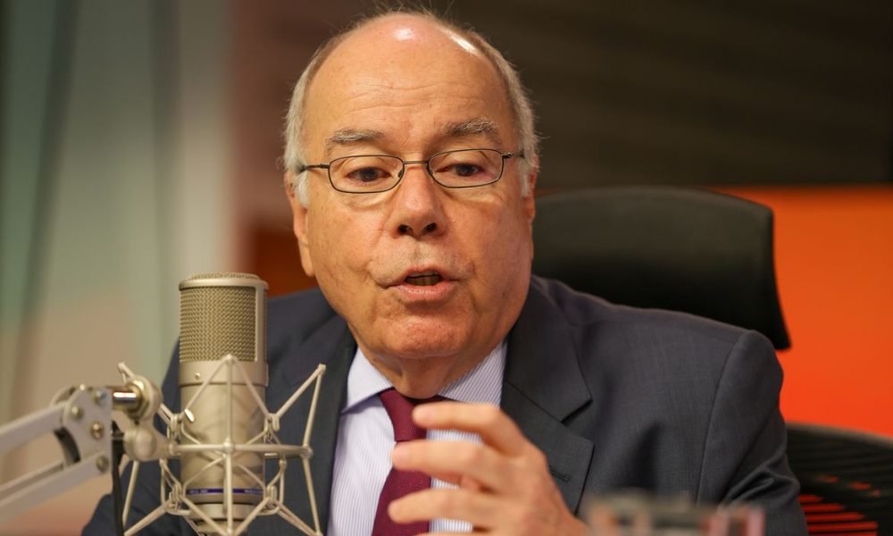 tunidades para a obtenção de lucros. O chanceler brasileiro encontra-se na Franç