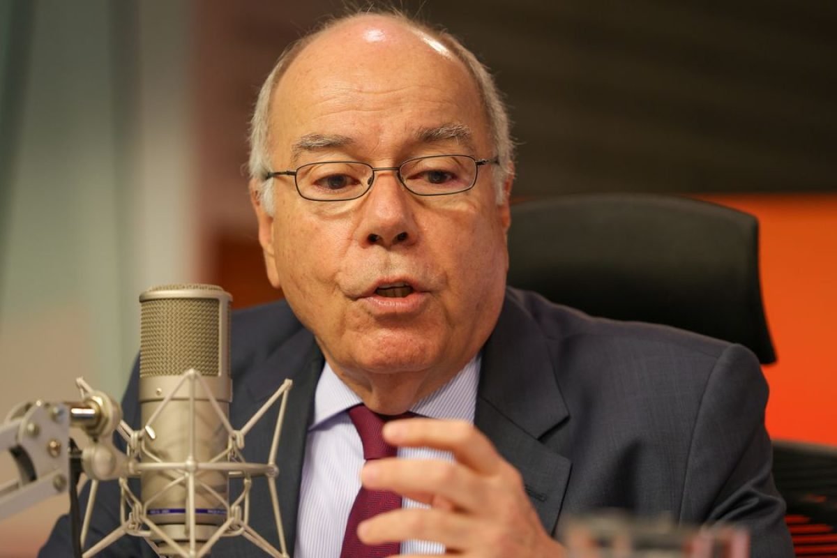 tunidades para a obtenção de lucros. O chanceler brasileiro encontra-se na Franç