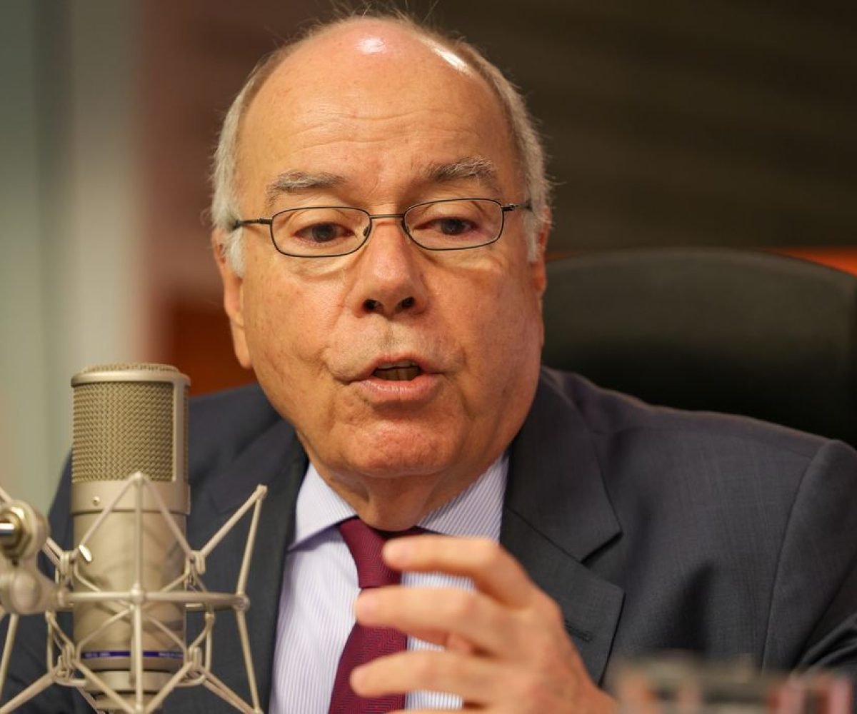 tunidades para a obtenção de lucros. O chanceler brasileiro encontra-se na Franç