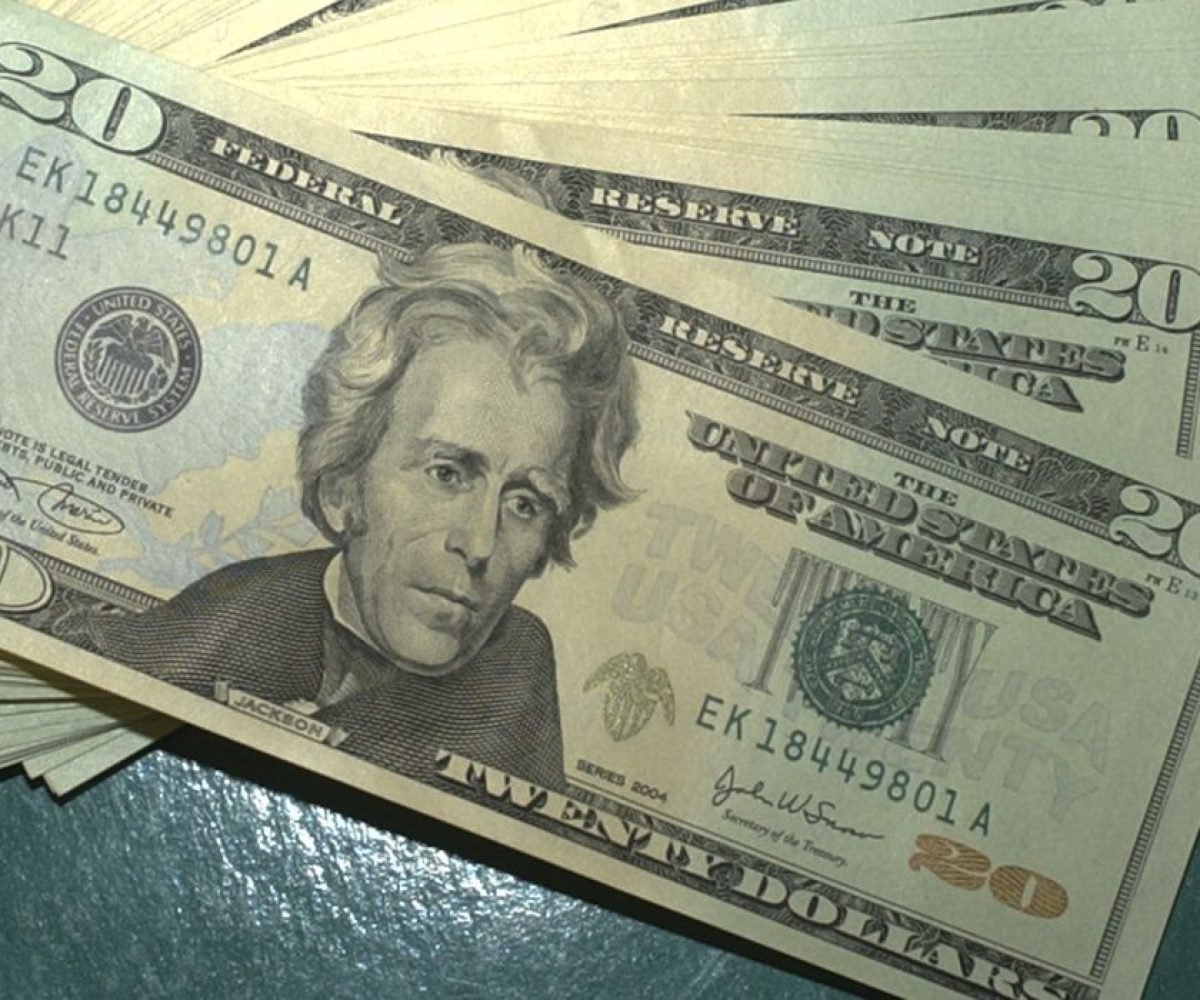 Dólar cai 1,27% enquanto bolsa avança 3% em meio a tensões no Oriente Médio