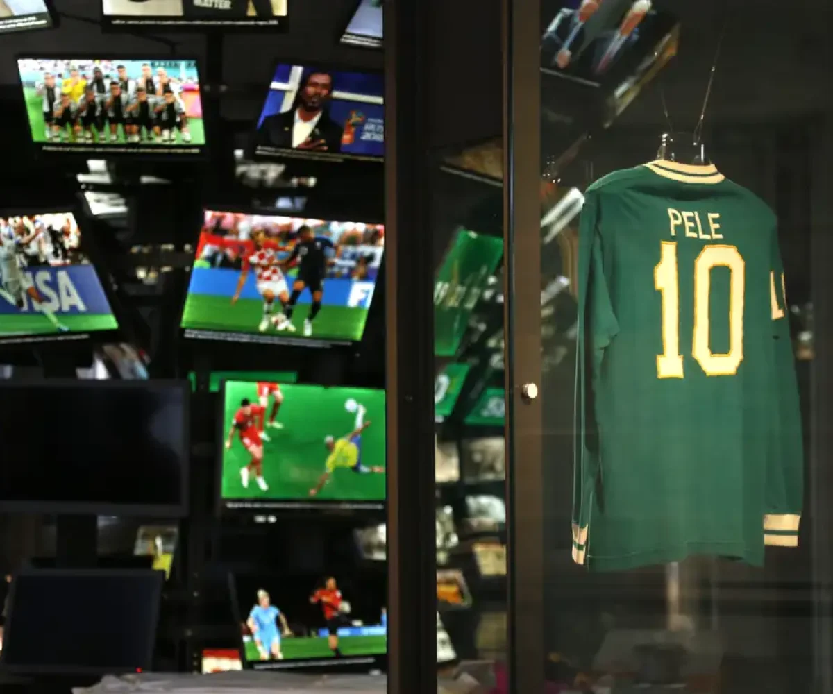 dois âncoras (apresentadores) e uma repórter, que conduz todo o percurso exposit