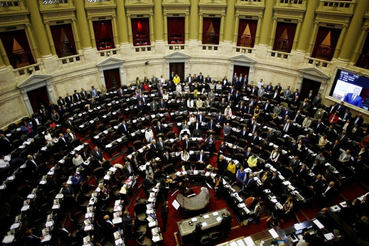 Justiça argentina suspende trechos da reforma trabalhista de Milei