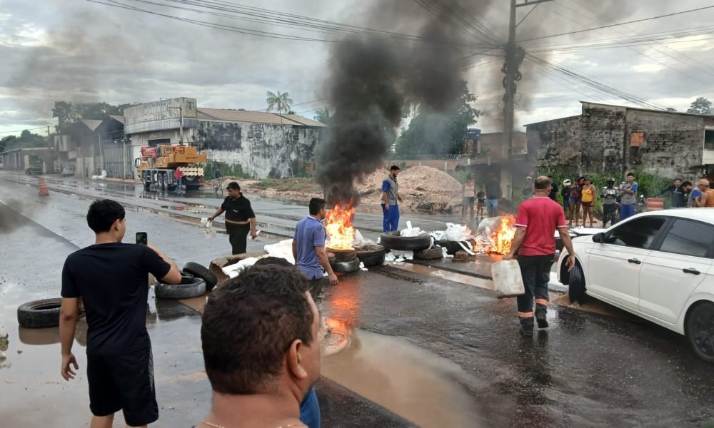 obras na rodovia. Os manifestantes cobram melhorias no saneamento e mudanças no